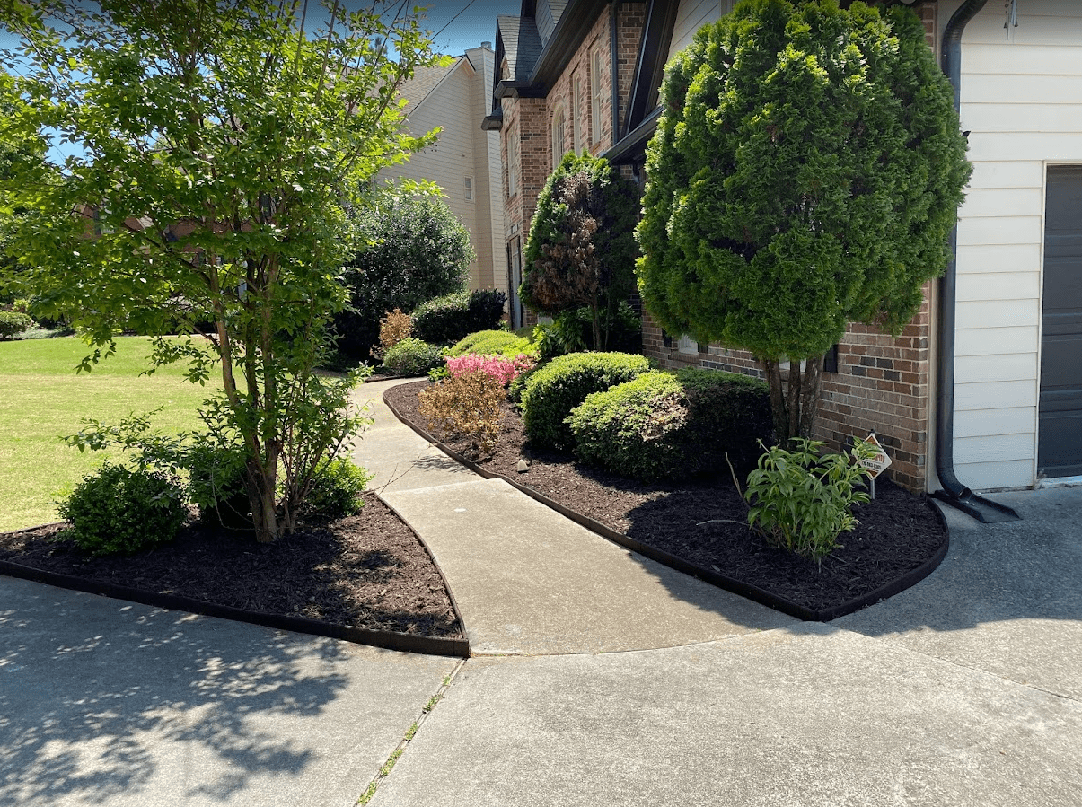 Landscaping bed with new mulch